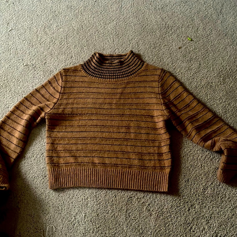 Stevie Hender brown sweater